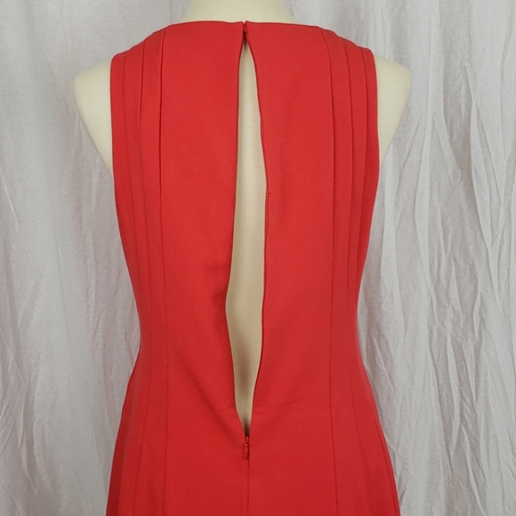 Banana Republic | Sleeveless with Bateau Neckline - Picture 6 of 8